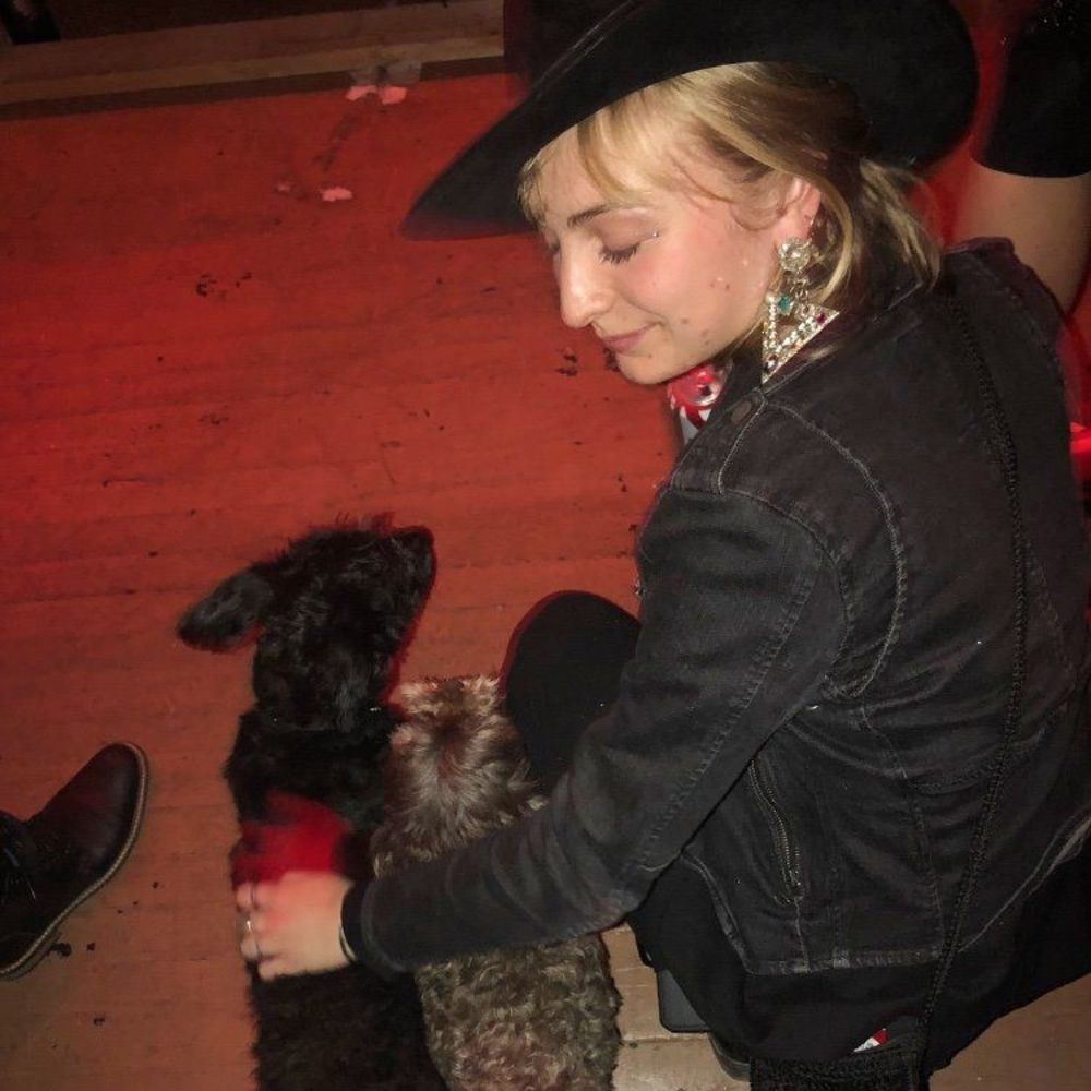 Meet your Posher, Flora